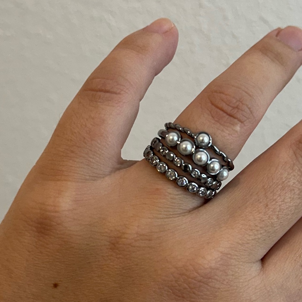 Elegant Silver and Pearl Ring Set - Picture 3 of 5